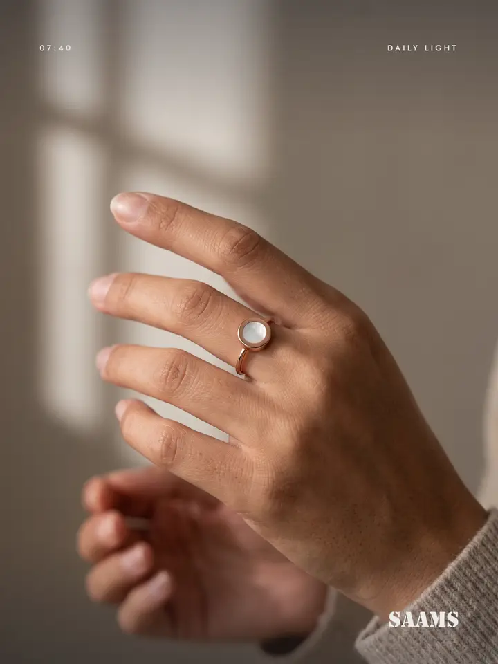 Daily Light at 07:40, a ring in window light