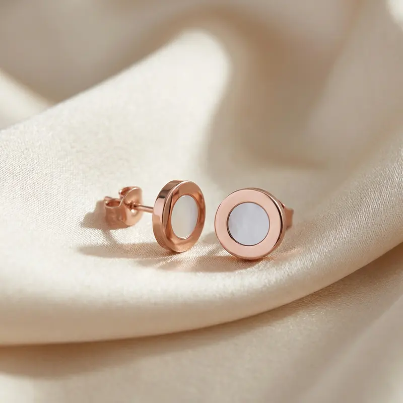 Round mother-of-pearl studs on champagne silk
